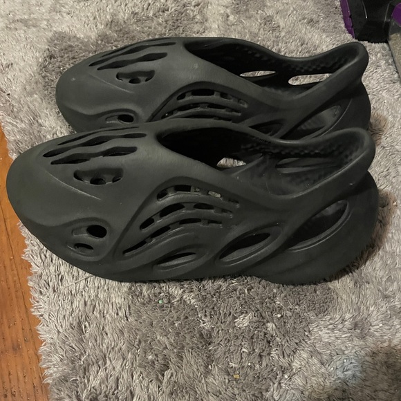 almost brand new onyx yeezy foam runners - Picture 2 of 2